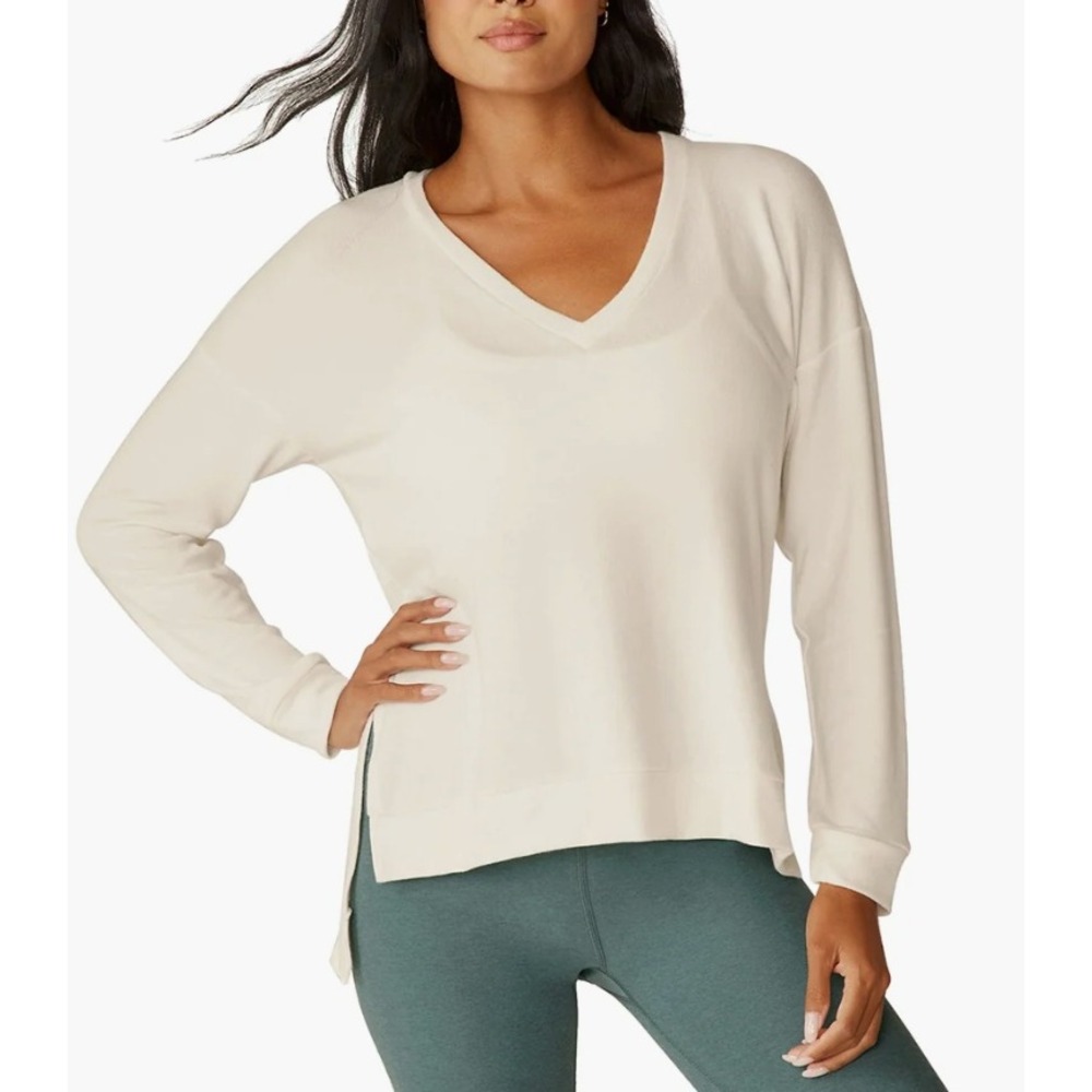 NEW Beyond Yoga Weekend Lounge Pullover Snow Cream V Neck Long Sleeve Womens L